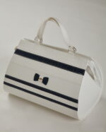 GL4140 Επώνυμη τσάντα Guy Laroche κορυφαίας ποιότητας από δερματίνη με αναγλυφότητες, από τη νέα συλλογή του 2020.