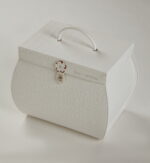 GL4144 Επώνυμη τσάντα Guy Laroche κορυφαίας ποιότητας από δερματίνη με αναγλυφότητες, swarovski στρας και μεταλλικό κούμπωμα από τη νέα συλλογή του 2020.