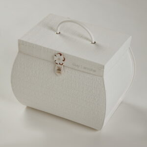 GL4144 Επώνυμη τσάντα Guy Laroche κορυφαίας ποιότητας από δερματίνη με αναγλυφότητες, swarovski στρας και μεταλλικό κούμπωμα από τη νέα συλλογή του 2020.