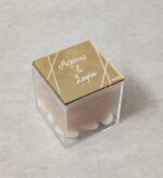 Μπομπονιέρα γάμου με χρυσό καθρέφτη plexi-glass σε διάφανο κουτί και εκτύπωση μεταξοτυπίας.