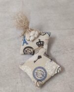 Μπομπονιέρα γάμου vintage μαξιλαράκι κρεμαστό με σοκολά τούλι και δίχτυ.