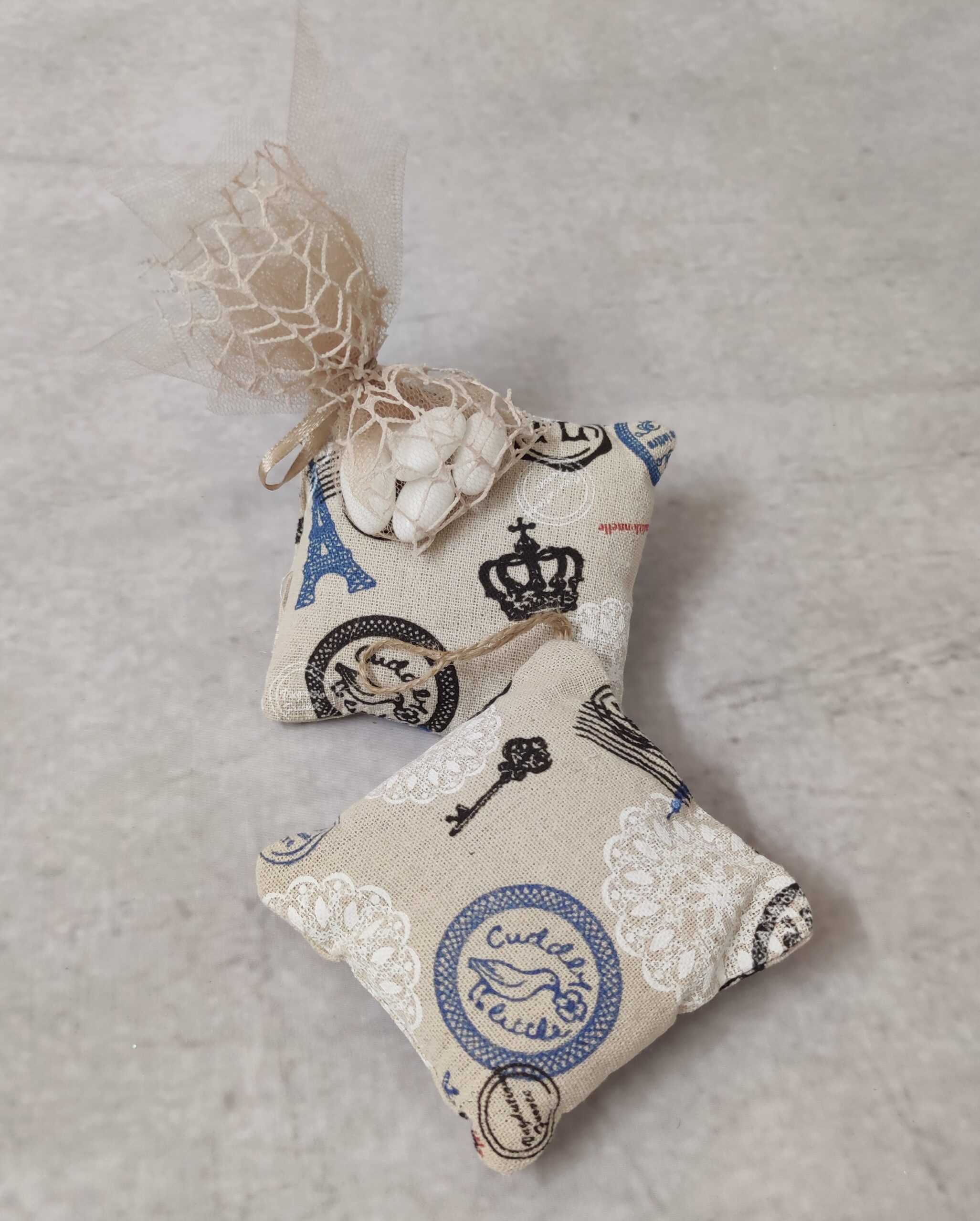 Μπομπονιέρα γάμου vintage μαξιλαράκι κρεμαστό με σοκολά τούλι και δίχτυ.