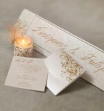 Θεματικό σετ γάμου "Gold Elegance" με προσκλητήριο, μπομπονιέρα και πινακίδα αυτοκινήτου.