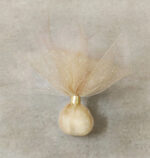 Χρυσή τούλινη μπομπονιέρα γάμου με glitter και δέσιμο με χρυσό μεταλλικό δαχτυλίδι.