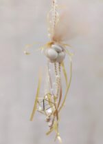 Κρεμαστή μπομπονιέρα γάμου με διαμάντι σε γεωμετρικό σχήμα, πέρλες, σατέν κορδέλες και σχοινί.