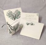 Προσκλητήριο γάμου με θέμα δέντρο ζωής με καρδιές και εκτυπωμένος φάκελος – κουτί.