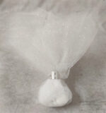 Τούλινη μπομπονιέρα γάμου με ασημί glitter και δέσιμο με ασημί μεταλλικό δαχτυλίδι.