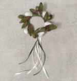 Μπομπονιέρα γάμου στεφάνι ελιάς με κρεμαστές σατέν κορδέλες.