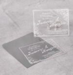 Προσκλητήριο γάμου από διάφανο γυαλιστερό υλικό PVC με λευκή μεταξοτυπία και φάκελο.