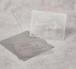 Προσκλητήριο γάμου από διάφανο ματ υλικό PVC με ασημί μεταξοτυπία και φάκελο.