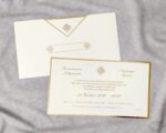 Προσκλητήριο γάμου με ανάγλυφότητα, χρυσοτυπίες και ιδιαίτερο κόψιμο φακέλου.