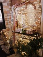 Στολισμός χριστουγεννιάτικου γάμου με φωτισμό led και χρυσά στοιχεία.