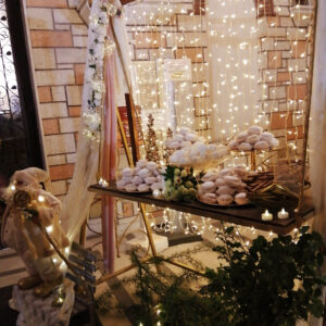 Στολισμός χριστουγεννιάτικου γάμου με φωτισμό led και χρυσά στοιχεία.