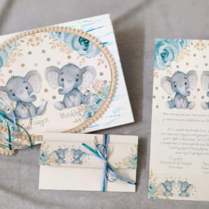 Προσκλητήριο βάπτισης τετράπτυχο για δίδυμα με θέμα ελεφαντάκια και δέσιμο με σατέν κορδέλες.