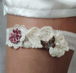 Ιδιαίτερη νυφική καλτσοδέτα με δαντέλα, χειροποίητα πλεκτά στοιχεία και κόσμημα - πεταλούδα με στρας.