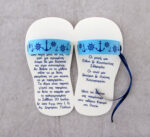 Μοναδικό προσκλητήριο βάπτισης τρισδιάστατα παντοφλάκια με μεταξοτυπία και κορδέλα με καρτελάκι.