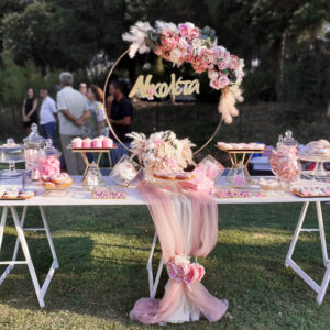 Ρομαντικός στολισμός βάπτισης για κορίτσι με λουλούδια και χρυσά στοιχεία.