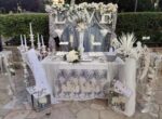 Στολισμός γάμου με ασημί και λευκά στοιχεία.
