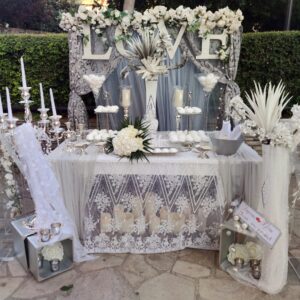 Στολισμός γάμου με ασημί και λευκά στοιχεία.