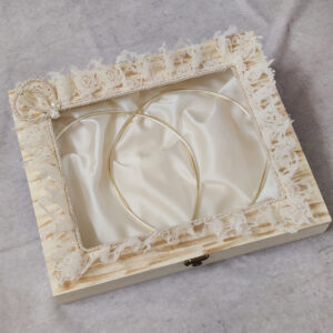 Ξύλινη στεφανοθήκη με σατέν επένδυση, εκρού δαντέλα, σχοινί με σχέδιο βέρες και πέρλες καρδιές.