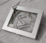 Ξύλινη στεφανοθήκη σε ασημί απόχρωση με επένδυση εσωτερικά, σχοινί με σχέδιο βέρες και λουλούδι.