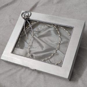 Ξύλινη στεφανοθήκη σε ασημί απόχρωση με επένδυση εσωτερικά, σχοινί με σχέδιο βέρες και λουλούδι.