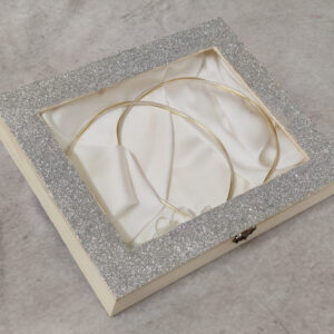 Ξύλινη στεφανοθήκη με σατέν επένδυση εσωτερικά και ασημί glitter στο καπάκι.