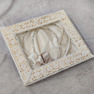 Ξύλινη στεφανοθήκη με σατέν επένδυση, ιδιαίτερη πλεκτή δαντέλα και τρέσα από πέρλες.