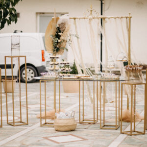 Minimal στολισμός γάμου με boho και χρυσά στοιχεία.