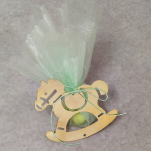 Μπομπονιέρα βάπτισης με χρυσό μεταλλικό αλογάκι σε μέντα αποχρώσεις.