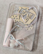 Προσκλητήριο - μπομπονιέρα βάπτισης κουτί plexi-glass με μεταξοτυπία, μεταλλική άμαξα, πάπυρο και τούλι με glitter.