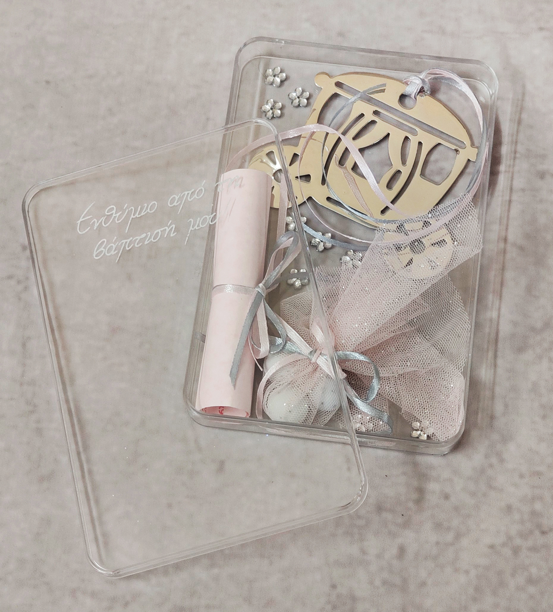 Προσκλητήριο - μπομπονιέρα βάπτισης κουτί plexi-glass με μεταξοτυπία, μεταλλική άμαξα, πάπυρο και τούλι με glitter.