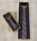 Σετ δύο ξύλινες ανάγλυφες γραβάτες από επιφάνεια φυσικού ξύλου με μπλε στοιχεία για το μπαμπά και το μωρό.