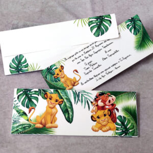 Προσκλητήριο βάπτισης με θέμα "Lion King - Hakuna Matata" και εκτυπωμένος φάκελος - κουτί.