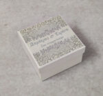 Μπομπονιέρα γάμου περλέ κουτί με χειροποίητη εκτύπωση ασημί glitter και τα ονόματα του ζευγαριού.