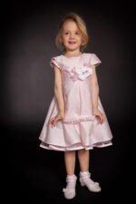 Φόρεμα βάπτισης εξαιρετικής ποιότητας με αποσπώμενο αξεσουάρ, διπλή επένδυση και ασορτί κορδέλα μαλλιών. Ηλικίες έως 5 ετών.