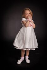 Φόρεμα βάπτισης εξαιρετικής ποιότητας με αποσπώμενο αξεσουάρ, διπλή επένδυση και ασορτί κορδέλα μαλλιών. Ηλικίες έως 5 ετών.