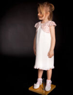 Φόρεμα βάπτισης εξαιρετικής ποιότητας με πλισέ μουσελίνα, σατέν ύφασμα, επένδυση και μπολερό με δαντέλα. Ηλικίες έως 5 ετών.