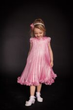 Φόρεμα βάπτισης εξαιρετικής ποιότητας με πλισέ μουσελίνα, σατέν ύφασμα, επένδυση, με στρας και στέκα μαλλιών. Ηλικίες έως 5 ετών.