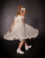 Φόρεμα βάπτισης εξαιρετικής ποιότητας με πλισέ μουσελίνα, σατέν ύφασμα, επένδυση, με στρας και στέκα μαλλιών. Ηλικίες έως 5 ετών.