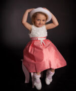 Φόρεμα βάπτισης εξαιρετικής ποιότητας με ανάγλυφα τριαντάφυλλα, φιόγκο Chanel και έξτρα επένδυση. Ηλικίες έως 5 ετών.