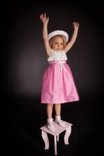 Φόρεμα βάπτισης εξαιρετικής ποιότητας με ανάγλυφα τριαντάφυλλα, φιόγκο Chanel και έξτρα επένδυση. Ηλικίες έως 5 ετών.