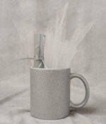 Εντυπωσιακή ασημί glitter κούπα προσκλητήριο - μπομπονιέρα με περλέ πάπυρο και τούλι με glitter. 