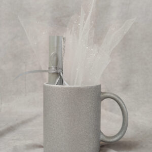 Εντυπωσιακή ασημί glitter κούπα προσκλητήριο - μπομπονιέρα με περλέ πάπυρο και τούλι με glitter. 