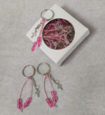 Μαρτυρικά βάπτισης μπρελόκ τύπου κομπολόι σε φούξια απόχρωση με χάντρες  και σταυρό σε κουτί 25 τεμαχίων. 