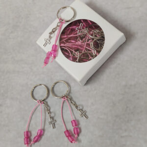 Μαρτυρικά βάπτισης μπρελόκ τύπου κομπολόι σε φούξια απόχρωση με χάντρες  και σταυρό σε κουτί 25 τεμαχίων. 