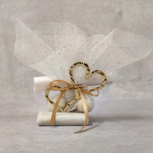 Προσκλητήριο - μπομπονιέρα γάμου μεταλλικές καρδιές σε χρυσό με περλέ πάπυρο και τούλι με glitter.