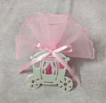 Mπομπονιέρα βάπτισης με ασημί μεταλλική άμαξα σε ροζ απόχρωση.