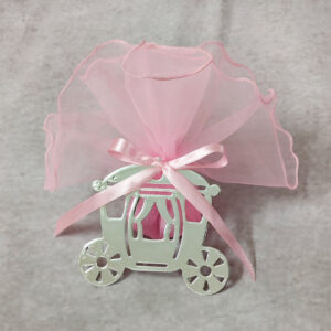 Mπομπονιέρα βάπτισης με ασημί μεταλλική άμαξα σε ροζ απόχρωση.