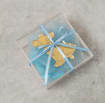 Μπομπονιέρα βάπτισης κουτί plexi - glass με χρυσό καθρέφτη plexi - glass και θέμα Lion King.